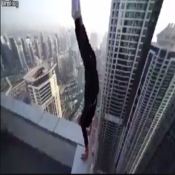 ‏فيديو‬ مغامر يقوم بحركة جنونية على حافة أحد ناطحات السحاب في مدينة‏ دبي‬ 