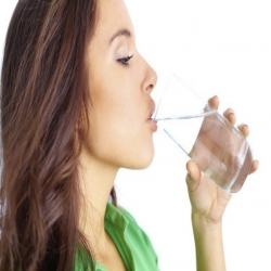 شرب الماء يجعل بشرة المرأة مشرقة ونقية