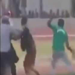 فيديو| مشاجرة عنيفة بين مجموعة من السحرة في إحدى ملاعب كرة القدم الأفريقية