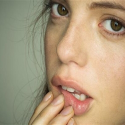 5 حالات صحية تسبب جفاف الفم