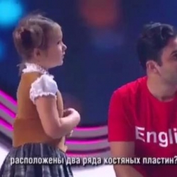  طفلة روسية تبلغ من العمر 4 سنوات تتكلم 7 لغات 