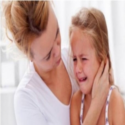 علامات تُنَبِّهِك إلى إصابة طفلك بالتهابات في الأذن