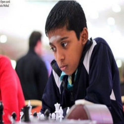 ذكاؤه يُعادل الكمبيوتر.. عبقري الشطرنج العالمي طفل في الـ 11