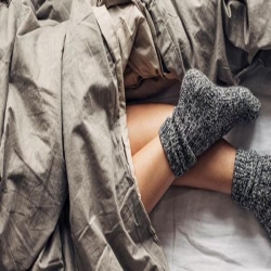 ارتداء الجوارب أثناء النوم مهم.. وإليك السبب