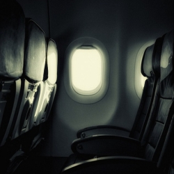 لماذا تُخفف الإضاءة فى الطائرة عند الإقلاع والهبوط