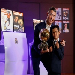 كريستيانو رونالدو يفوز بجائزة الكرة الذهبية