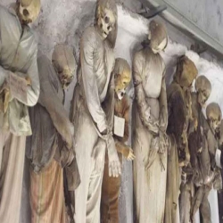 قصة المقبرة الإيطالية التي يبدل أهالي الموتى ملابسهم