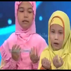 فيديو - طفلة اندونيسية كفيفة تقرأ القرآن بقراءة مبكية مؤثرة وتبكي جميع الحضور