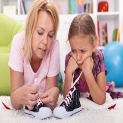 طريقتان سهلتان لتعلّمي طفلك طريقة ربط حذائه... اكتشفيهما!