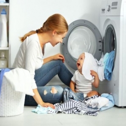 12 نصيحة احرصي على اتباعها للحفاظ على ملابس عائلتك جديدة عند غسلها