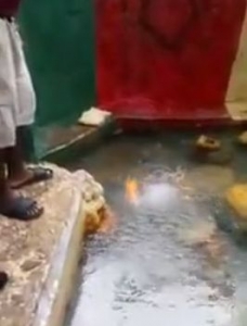 شاهد بالفيديو عين ماء يخرج منها النار