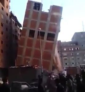 شاهد سقوط بناية في مصر 