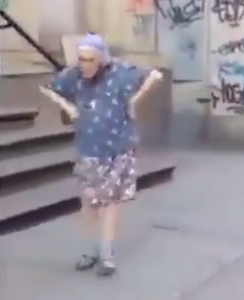 عجوز ترقص دانس