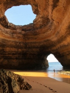 بالفيديو:كهف بحري ساحر من عجائب الطبيعة في البرتغال!