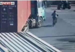 بالفيديو: ينجو بأعجوبة من عجلات شاحنة ضخمة