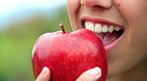 تقتل البكتيريا المسببة للتسوس.. 5 أطعمة تساعد في الحفاظ على صحة الأسنان والفم