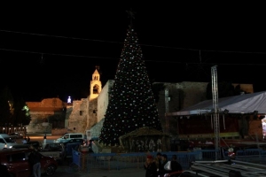 بيت لحم تطفىء شجرة الميلاد في ساحة المهد حدادا على الشهيد ابوعين