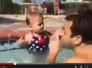  بالفيديو- طفلة عمرها أقل من سنة تشاجر والدها! استمعوا إلى النقاش