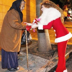 ميريام فارس تلبس زي بابا نويل.