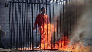 بالصور .. فيديو منسوب لداعش يظهر فيه إعدام معاذ كساسبة حرقًا.. الأردن يؤكد ويتوعد بالرد خلال ساعات 