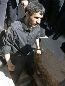 شاهد الصور.. كيف نام أحمدي نجاد في قبر والدته؟  