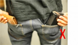 تحذير: لا تضع المحفظة فى جيب البنطلون الخلفى.