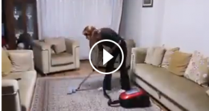 شاهد بالفيديو افضل طريقة لتنظيف السجادة 