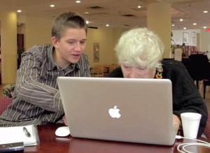 جدة روسية عمرها 91 سنة.. تنافس أحفادها على دورات تعلم الكمبيوتر! 
