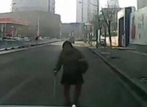 فيديو: فتاة تستخدم حيلة ذكية لابتزاز سائقي السيارات.