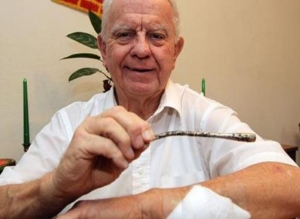 عجوز سبعيني.. يكتشف قطعة معدنية في ذراعه بعد 51 عاما!