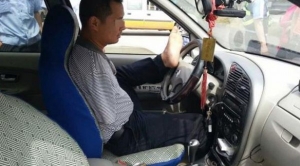صيني يقود السيارة بقدميه