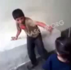 انجاس البشر يضربون طفل سوري لاجيء