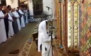 شاهد بالفيديو إمام طفل يصلي وراءه مئات المصلين ..