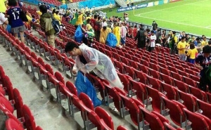 جماهير اليابان تنظف المدرجات بعد مباراة كوت ديفوار