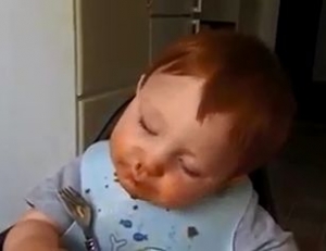 فيديو مضحك لطفل يأكل وهو نائم