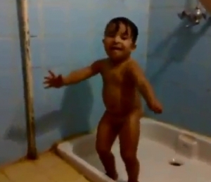 فيديو طفل يرقص بالحمام بشكل مضحك