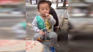 فيديو.. طفل مدخن يثير الجدل في الصين