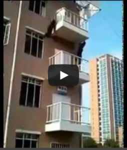 فيديو تدريب غريب شباب يصعدون على العمارة بدون سلالم