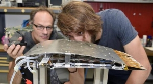 باحثون يصممون طائرة تطوي أجنحتها كالطيور