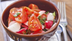 تعرف على الفوائد الصحية العديدة لـ الفجل الأحمر و الطماطم 