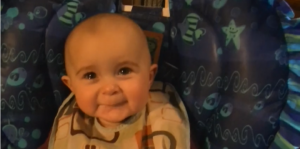 فيديو طريف لطفل يبكي متأثراً بغناء والدته