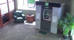 شاهد بالفيديو احد البنوك يقدم هدايا عبر الصراف