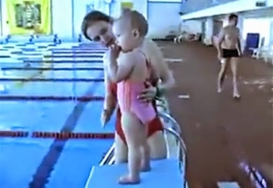 شاهد: فيديو: طفل لم يتجاوز عمره 4 سنوات يمارس السباحة كالاسما