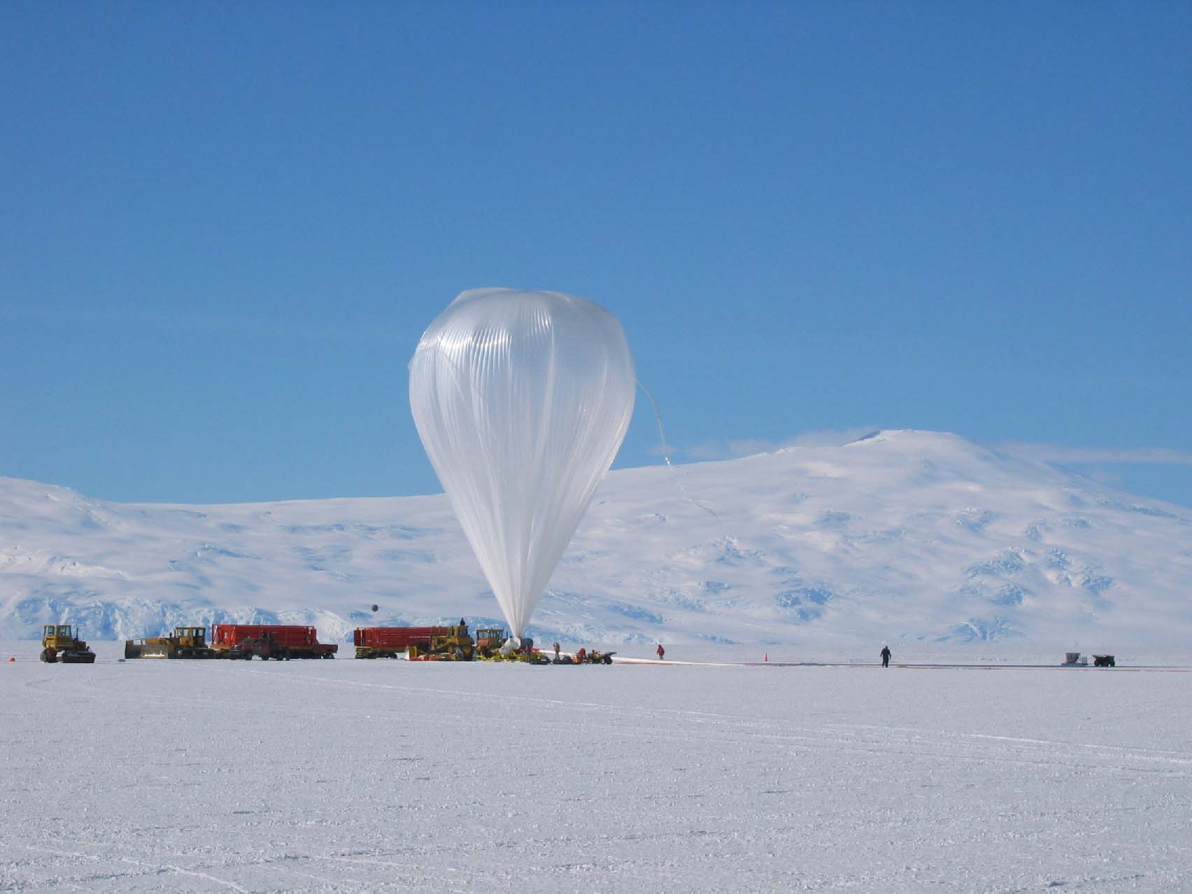 Что такое стратостат. Стратостат. Воздушные шары в Антарктиде. Антарктида шар. Современный стратостат.